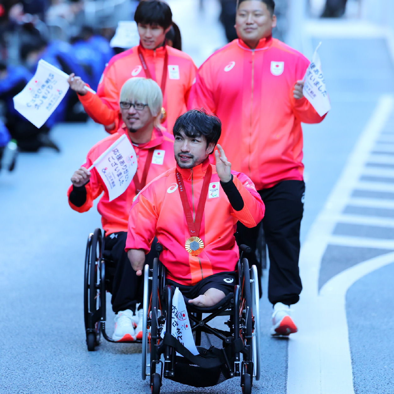 写真：日本選手団全員で右手と人差し指を大きく掲げて団結力を高めている様子