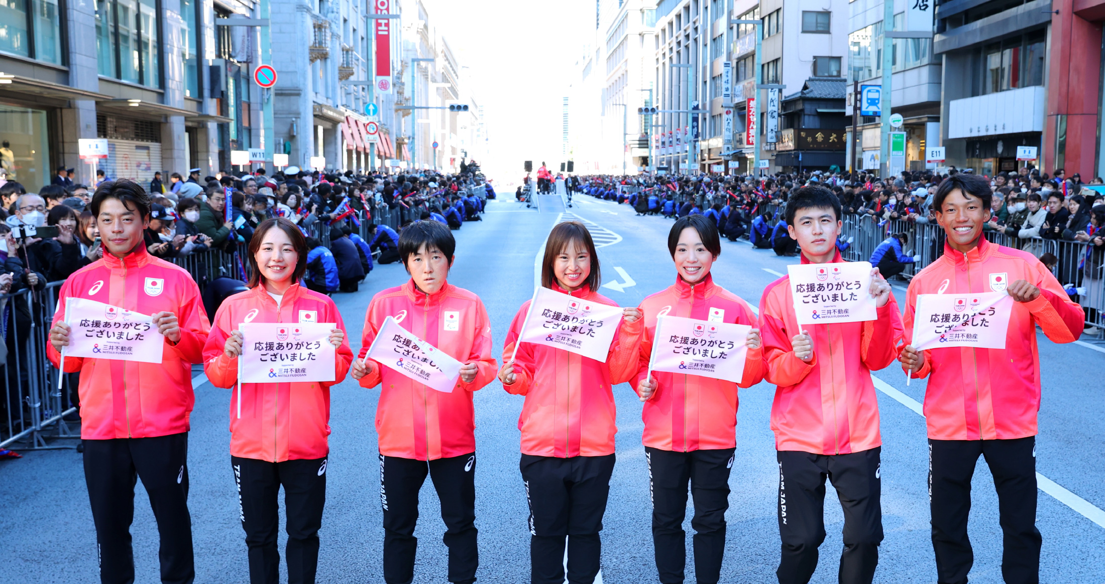 写真：日本選手団全員で右手と人差し指を大きく掲げて団結力を高めている様子